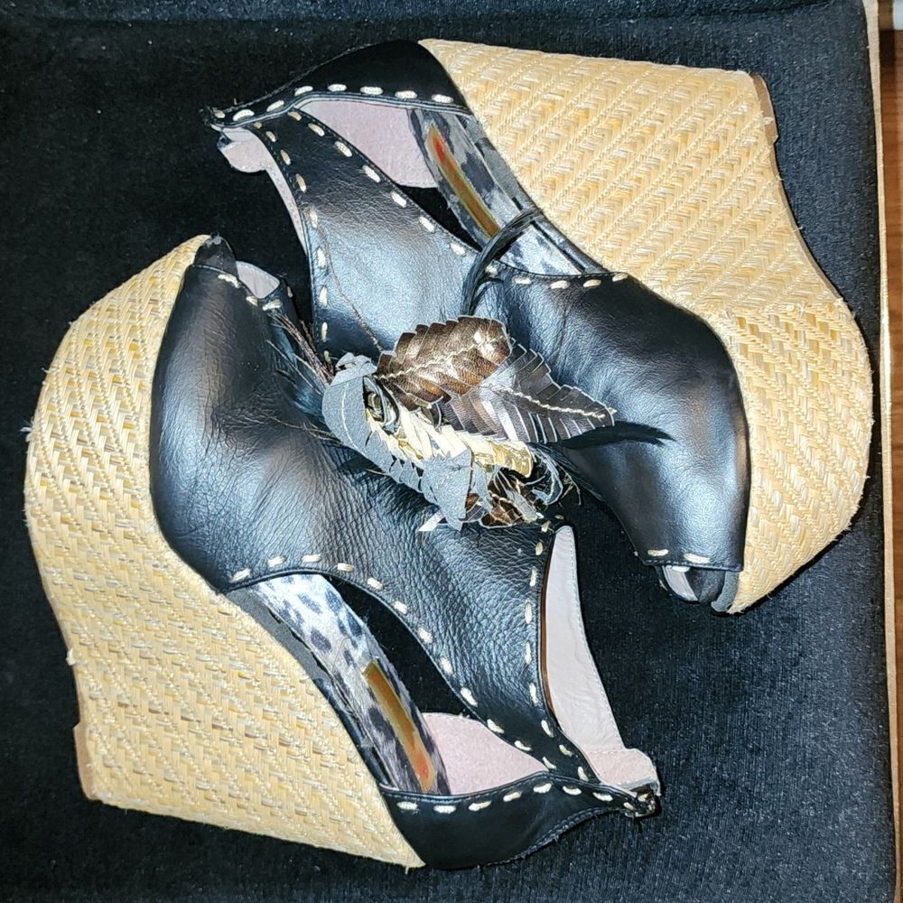 Two Lips Devour Wedges - Picture 7 of 7